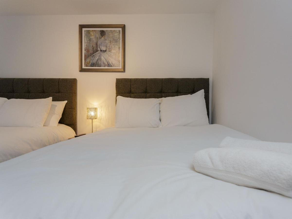 Live In Leeds Greenhill Bungalows Bagian luar foto