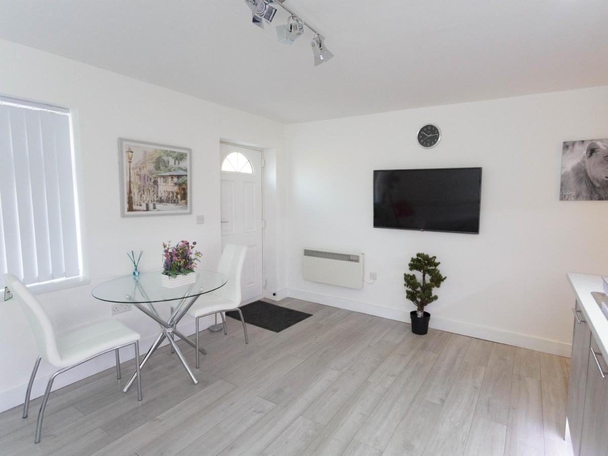 Live In Leeds Greenhill Bungalows Bagian luar foto