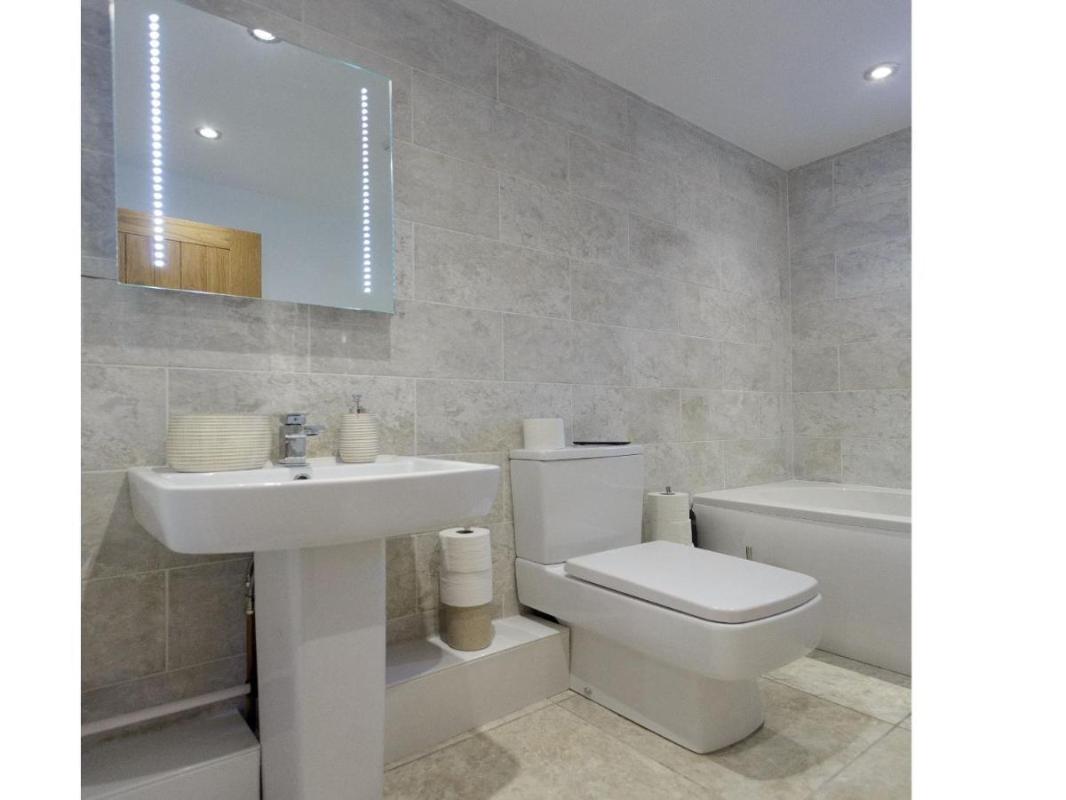 Live In Leeds Greenhill Bungalows Bagian luar foto