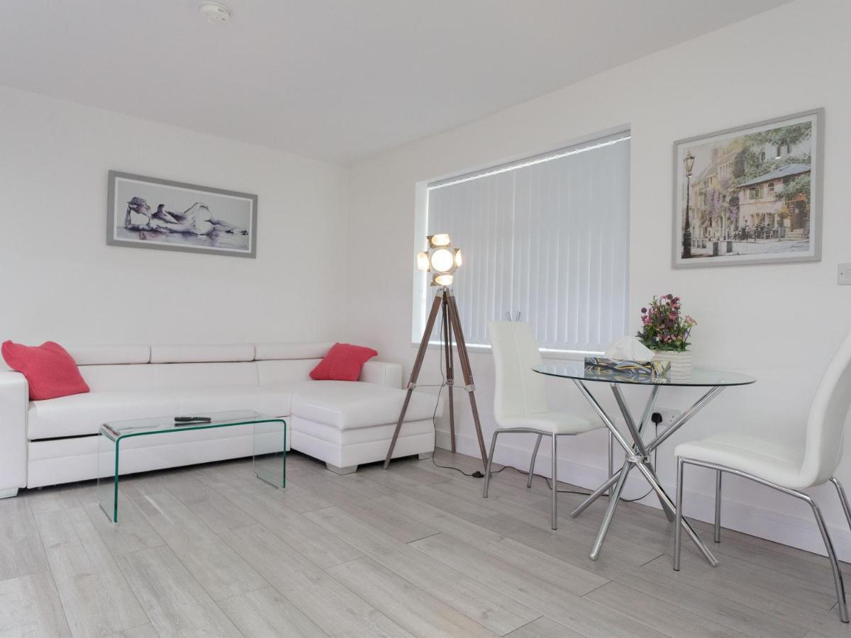 Live In Leeds Greenhill Bungalows Bagian luar foto