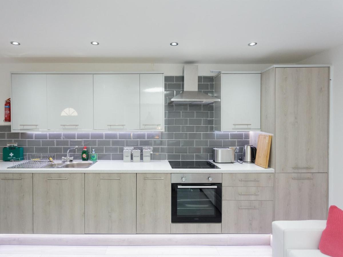 Live In Leeds Greenhill Bungalows Bagian luar foto